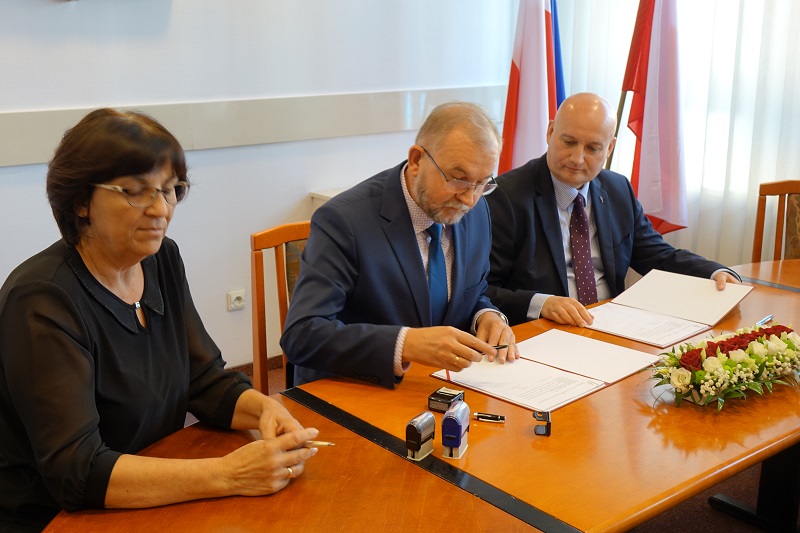 Samorządy podpisały z wojewodą umowy na drogi. Co z ulicą Leśną w Koninie? Będzie nieco później