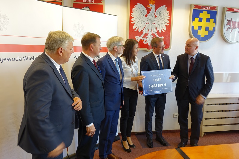 Samorządy podpisały z wojewodą umowy na drogi. Co z ulicą Leśną w Koninie? Będzie nieco później