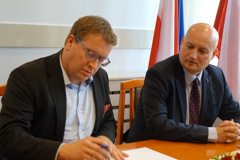 Samorządy podpisały z wojewodą umowy na drogi. Co z ulicą Leśną w Koninie? Będzie nieco później