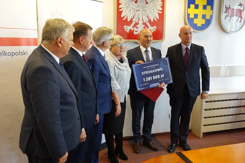 Samorządy podpisały z wojewodą umowy na drogi. Co z ulicą Leśną w Koninie? Będzie nieco później
