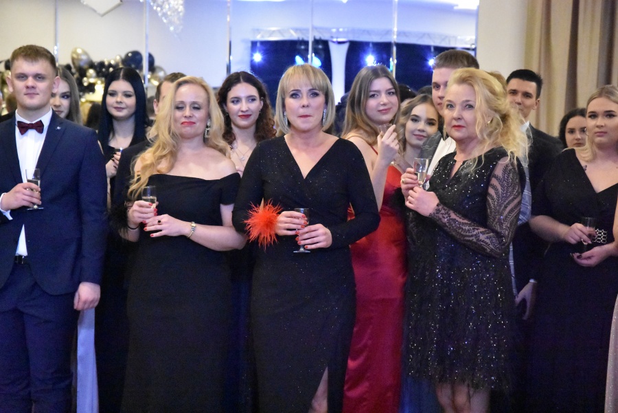 „Żebyście szli przez życie z podniesionym czołem”. Studniówka „Kopernika”