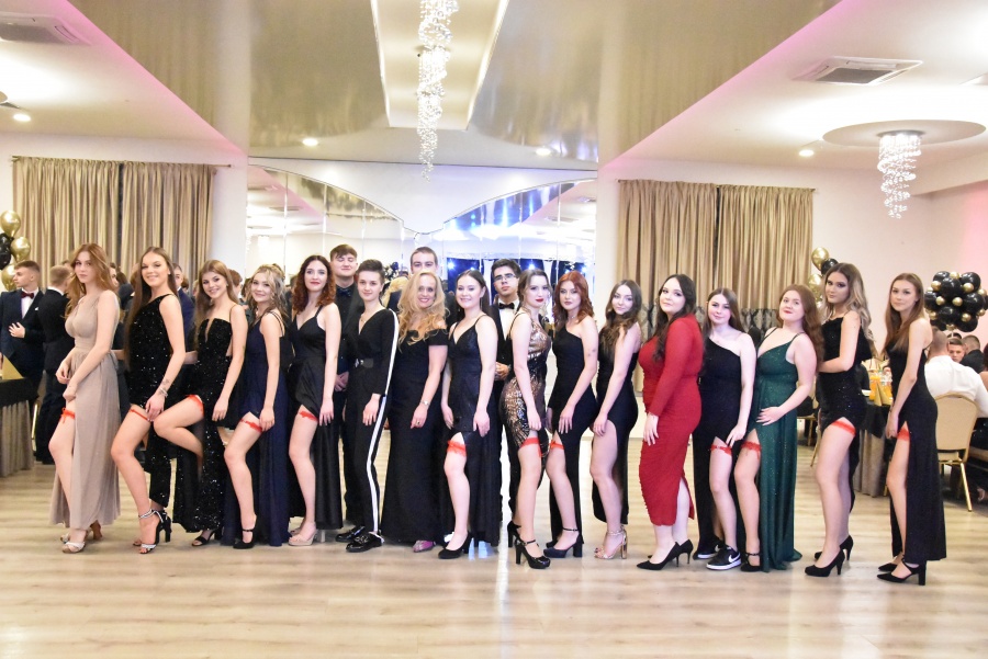 „Żebyście szli przez życie z podniesionym czołem”. Studniówka „Kopernika”