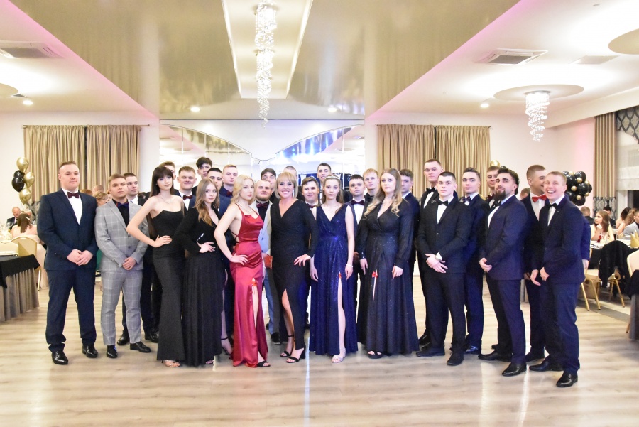 „Żebyście szli przez życie z podniesionym czołem”. Studniówka „Kopernika”