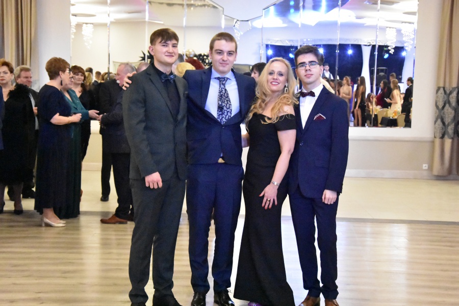 „Żebyście szli przez życie z podniesionym czołem”. Studniówka „Kopernika”