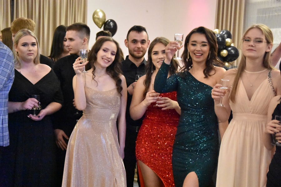 „Żebyście szli przez życie z podniesionym czołem”. Studniówka „Kopernika”