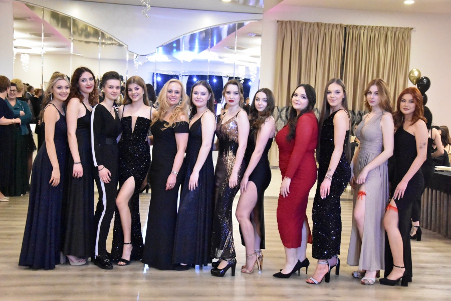 „Żebyście szli przez życie z podniesionym czołem”. Studniówka „Kopernika”