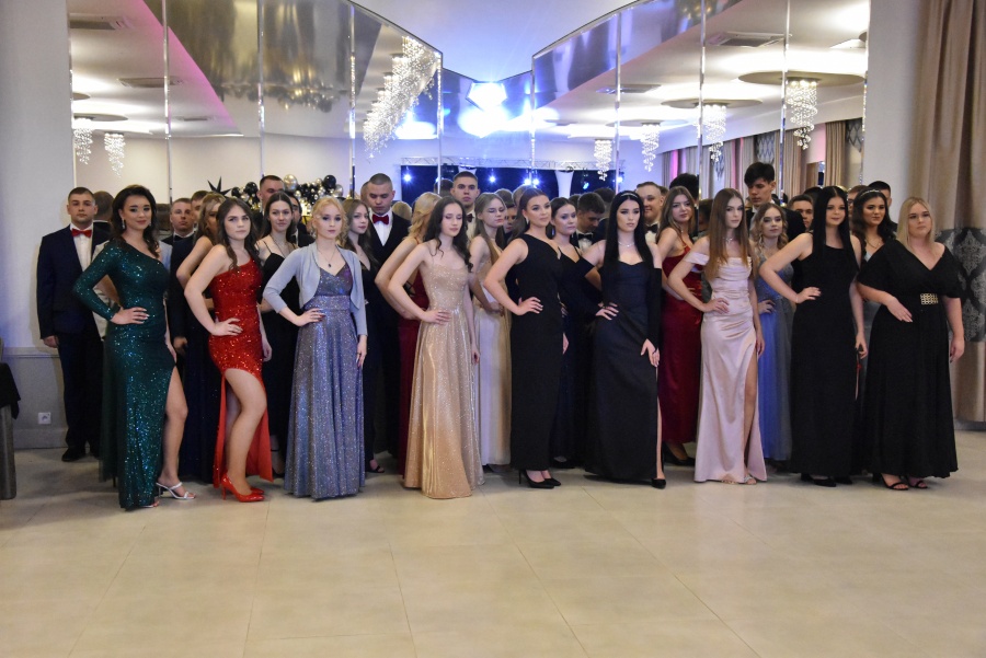 „Żebyście szli przez życie z podniesionym czołem”. Studniówka „Kopernika”
