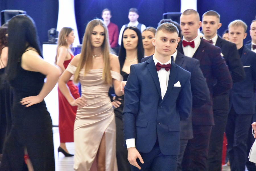 „Żebyście szli przez życie z podniesionym czołem”. Studniówka „Kopernika”
