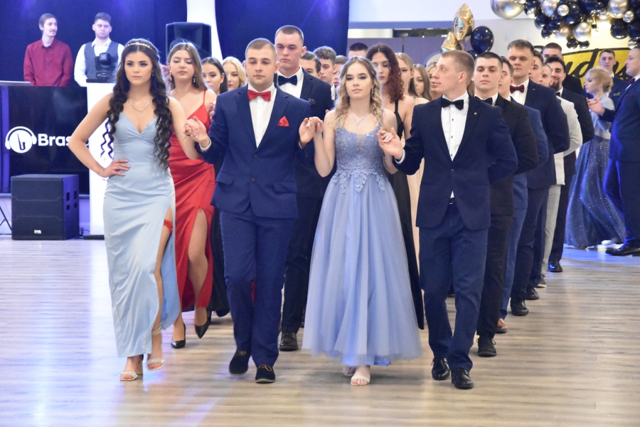 „Żebyście szli przez życie z podniesionym czołem”. Studniówka „Kopernika”