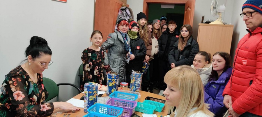 Na scenie Future Folk,  a wolontariusze liczyli zawartość puszek