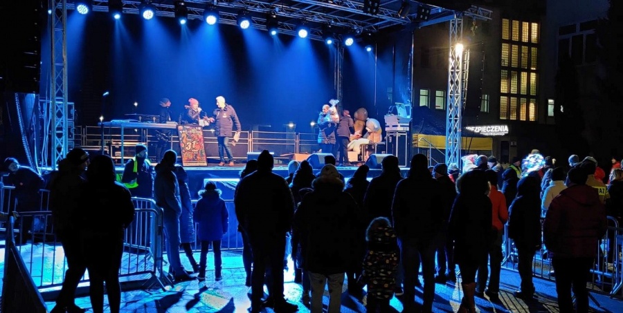 Na scenie Future Folk,  a wolontariusze liczyli zawartość puszek