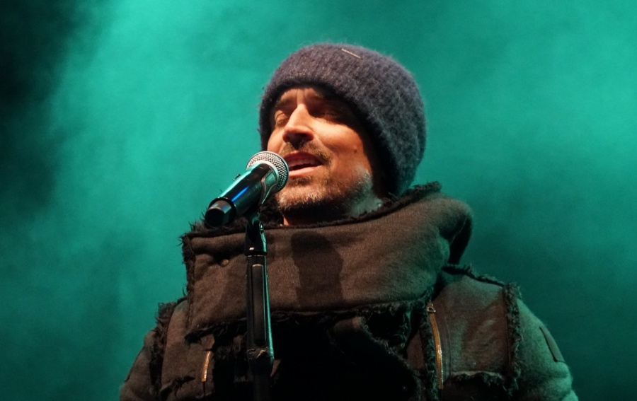 Na scenie Future Folk,  a wolontariusze liczyli zawartość puszek