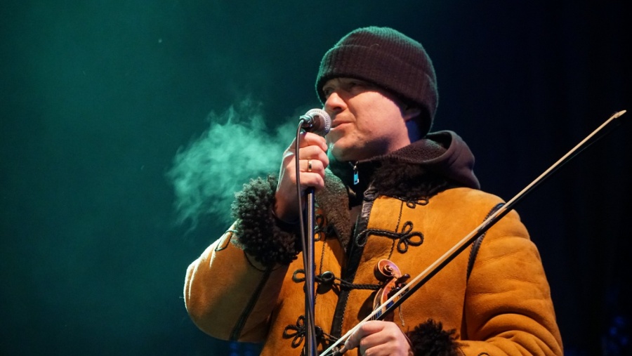 Na scenie Future Folk,  a wolontariusze liczyli zawartość puszek