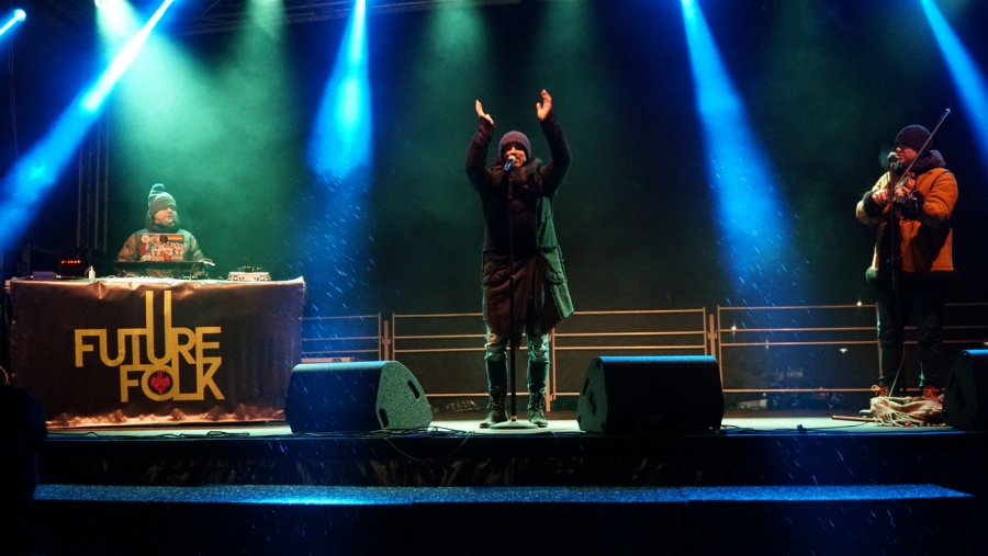 Na scenie Future Folk,  a wolontariusze liczyli zawartość puszek