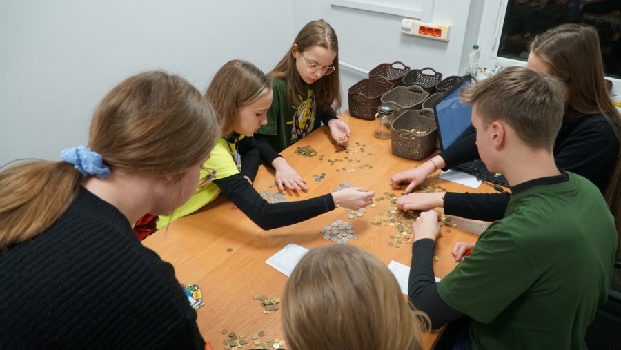 Na scenie Future Folk,  a wolontariusze liczyli zawartość puszek