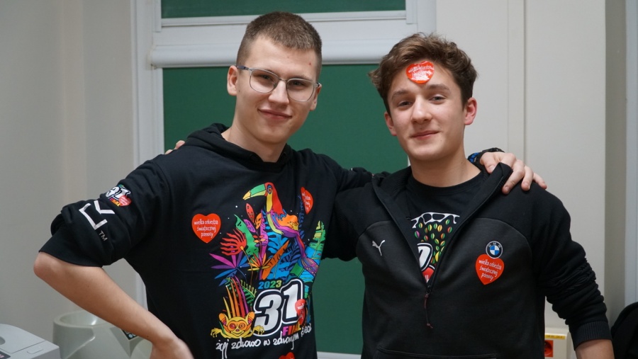 Na scenie Future Folk,  a wolontariusze liczyli zawartość puszek