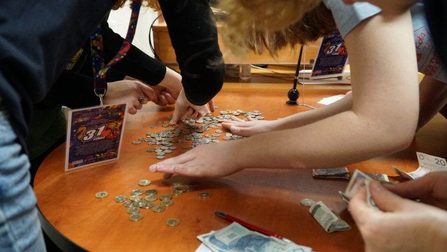 Na scenie Future Folk,  a wolontariusze liczyli zawartość puszek