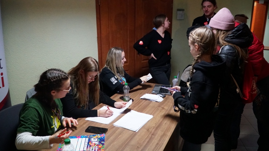Na scenie Future Folk,  a wolontariusze liczyli zawartość puszek
