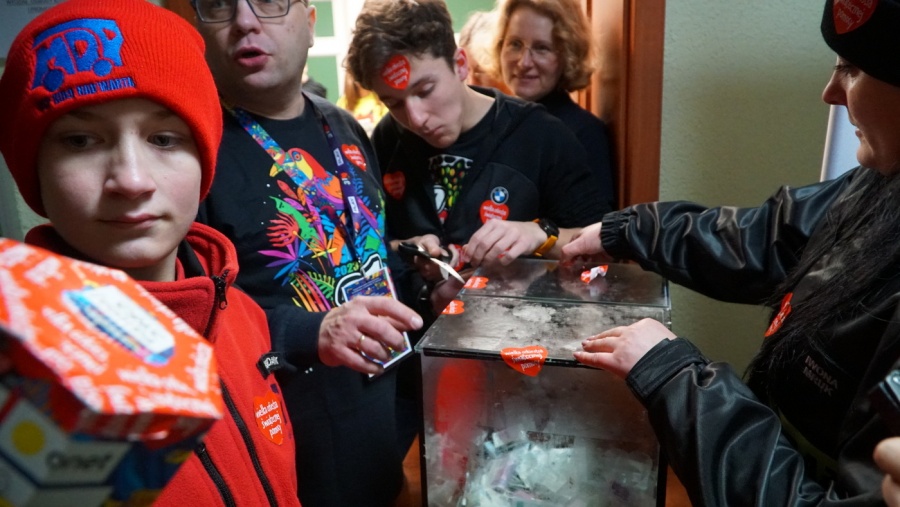 Na scenie Future Folk,  a wolontariusze liczyli zawartość puszek