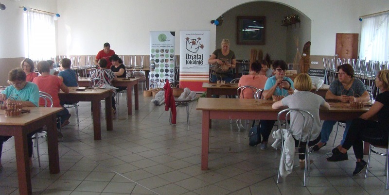 Ognisko i lampiony na zakończenie wikliniarskiego projektu