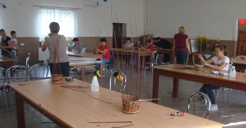 Ognisko i lampiony na zakończenie wikliniarskiego projektu