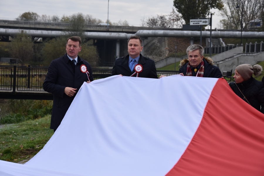 101-metrowa flaga na 101 lat niepodległości. Patriotycznie z Fundacją „Mielnica”