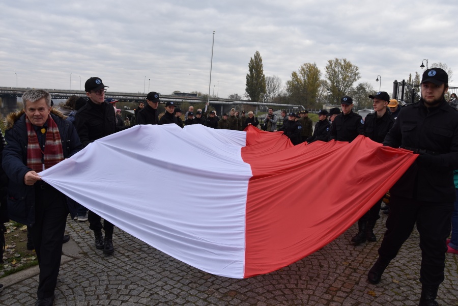 101-metrowa flaga na 101 lat niepodległości. Patriotycznie z Fundacją „Mielnica”