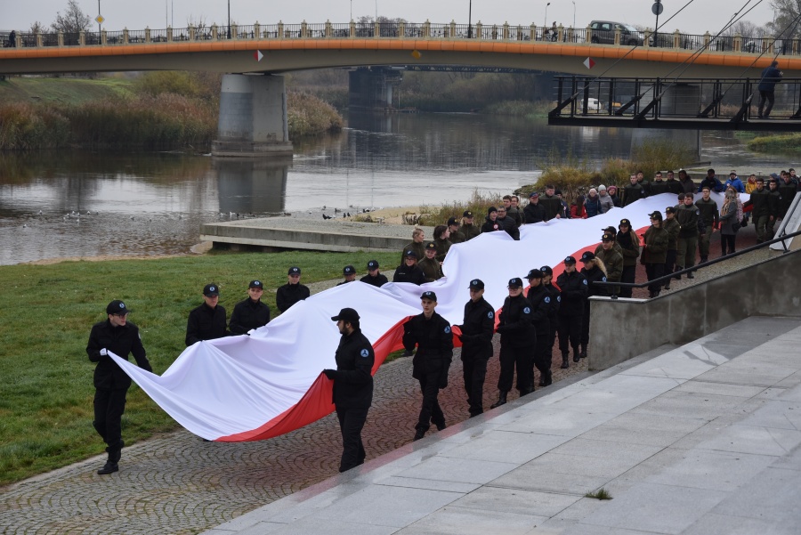 101-metrowa flaga na 101 lat niepodległości. Patriotycznie z Fundacją „Mielnica”