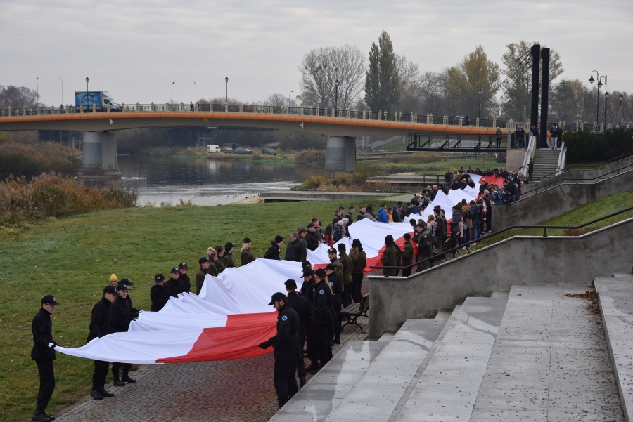 101-metrowa flaga na 101 lat niepodległości. Patriotycznie z Fundacją „Mielnica”