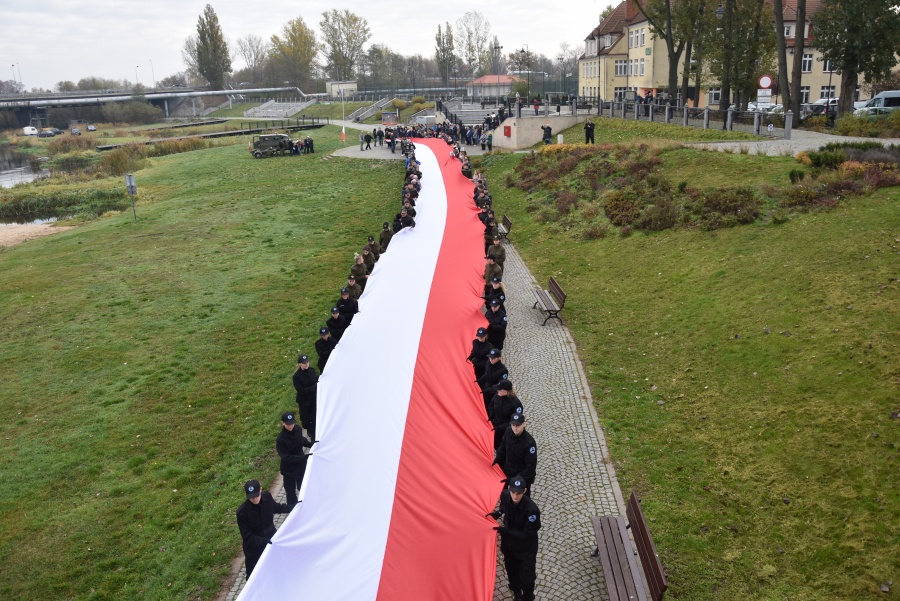101-metrowa flaga na 101 lat niepodległości. Patriotycznie z Fundacją „Mielnica”