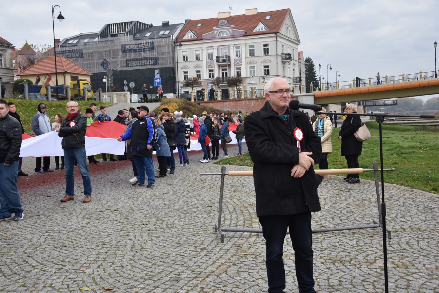101-metrowa flaga na 101 lat niepodległości. Patriotycznie z Fundacją „Mielnica”