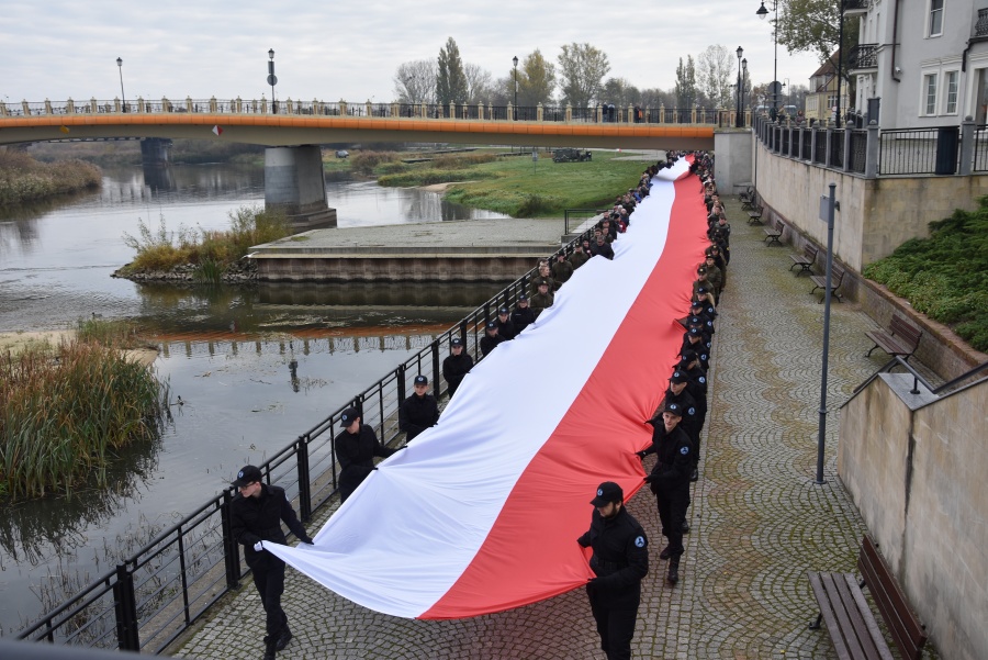 101-metrowa flaga na 101 lat niepodległości. Patriotycznie z Fundacją „Mielnica”