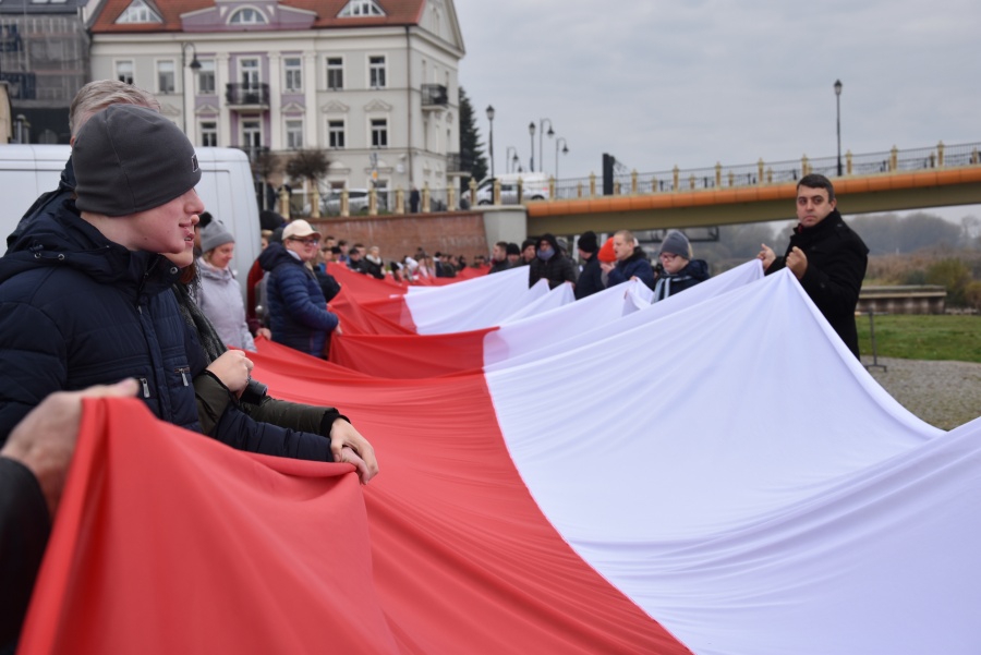 101-metrowa flaga na 101 lat niepodległości. Patriotycznie z Fundacją „Mielnica”