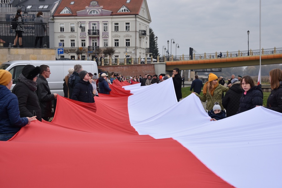 101-metrowa flaga na 101 lat niepodległości. Patriotycznie z Fundacją „Mielnica”