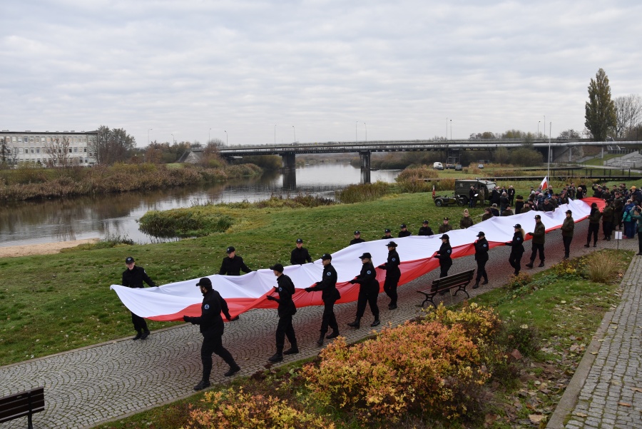 101-metrowa flaga na 101 lat niepodległości. Patriotycznie z Fundacją „Mielnica”