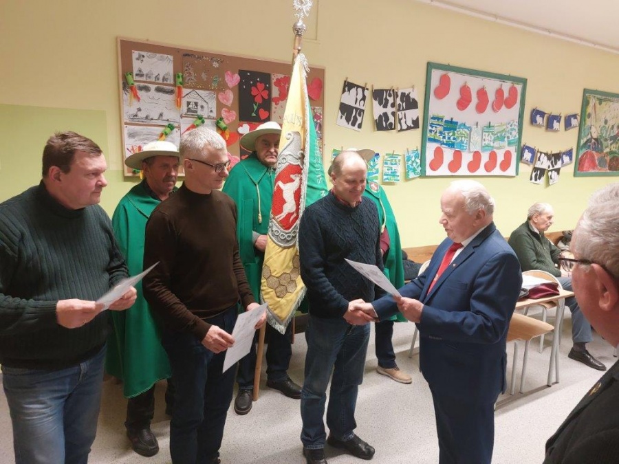Odznaczenia i dyplomy dla pszczelarzy za dotychczasową pracę i zaangażowanie