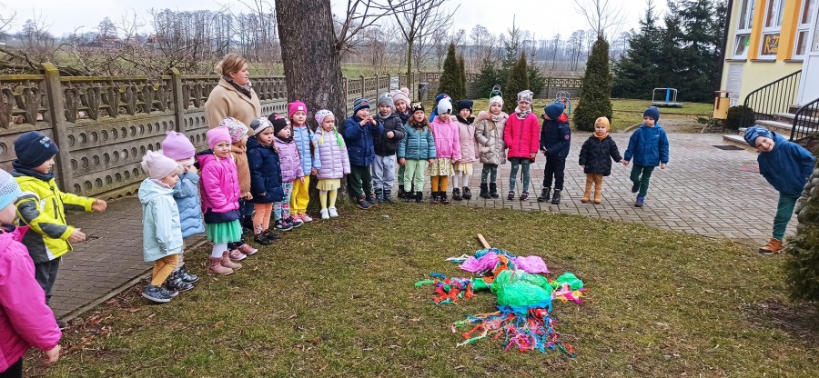 Przedszkolaki pożegnały zimę i przywitały wiosnę