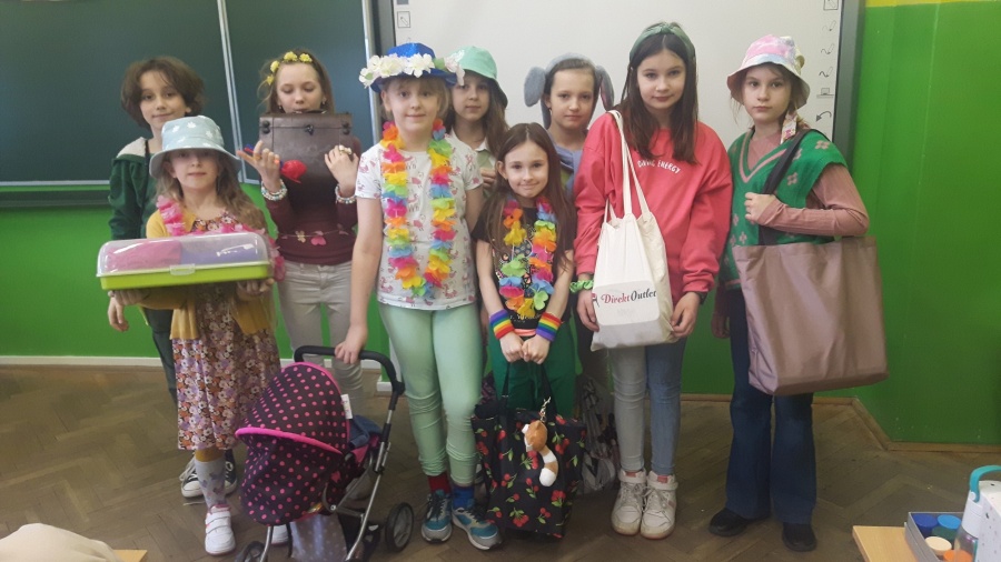 Plecaki zastąpili koszykami, wiadrami, a nawet wózkami dla lalek