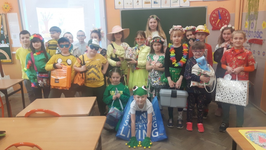 Plecaki zastąpili koszykami, wiadrami, a nawet wózkami dla lalek