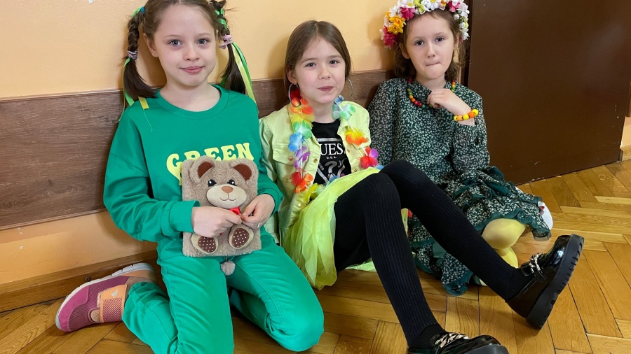 Plecaki zastąpili koszykami, wiadrami, a nawet wózkami dla lalek