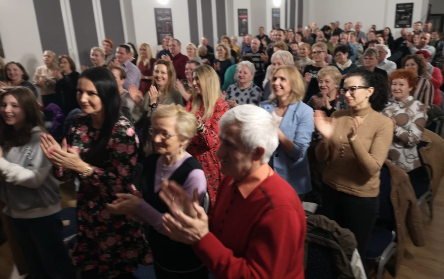 Owacje na stojąco podczas koncertu w teatrze