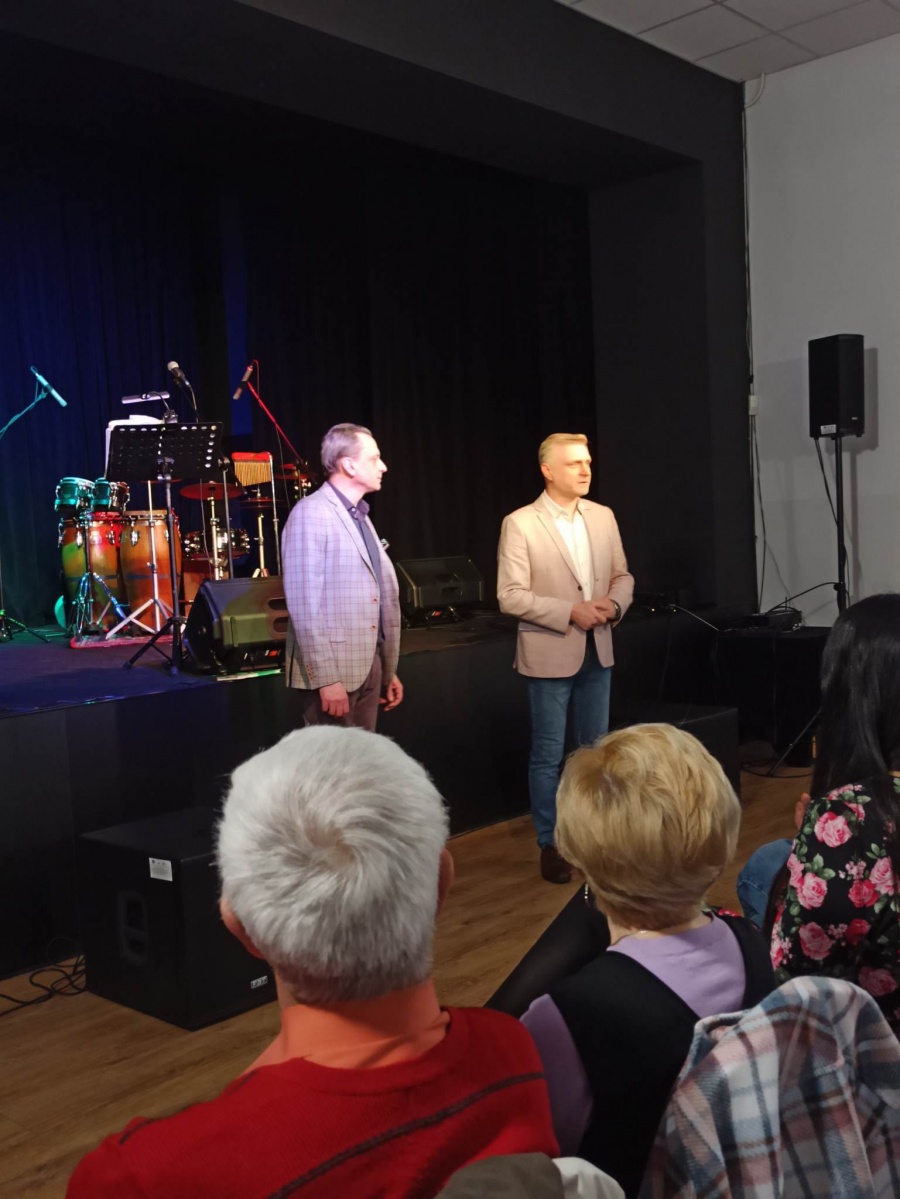 Owacje na stojąco podczas koncertu w teatrze