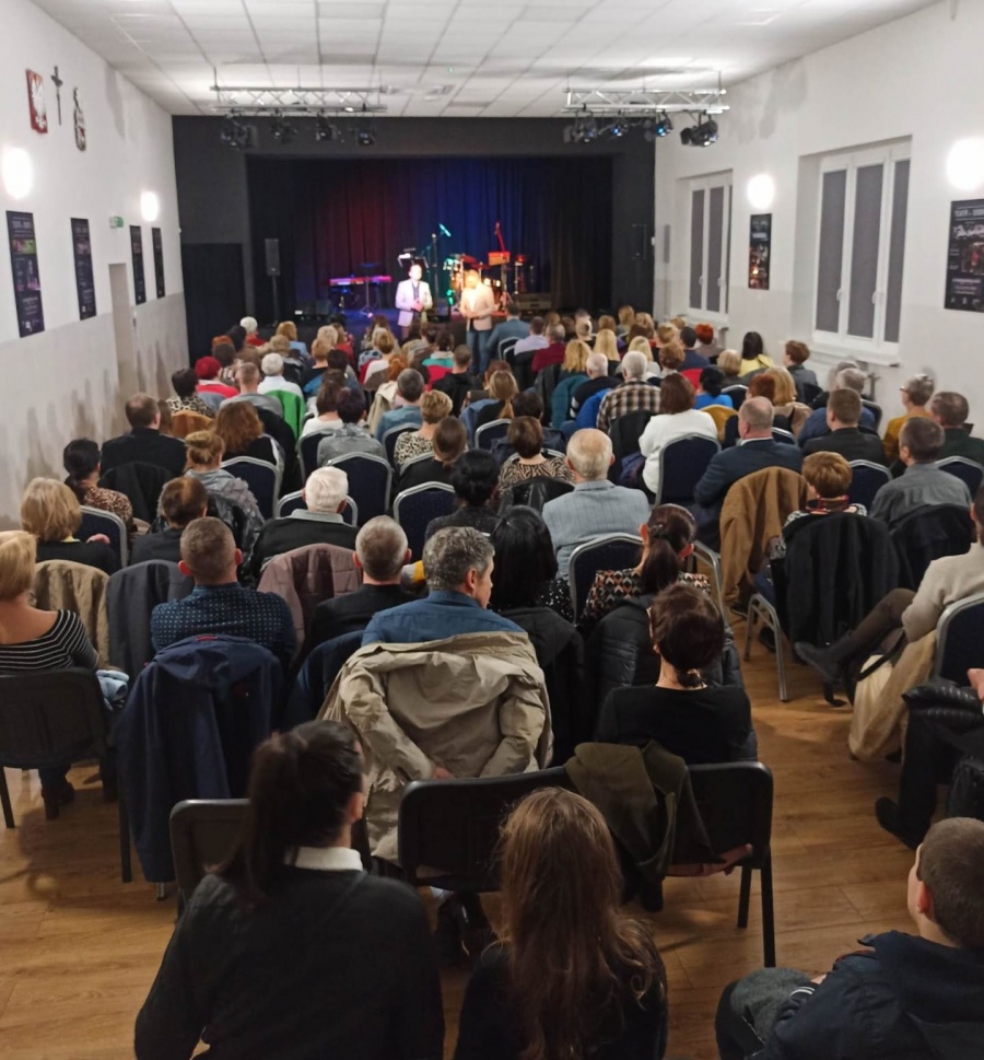 Owacje na stojąco podczas koncertu w teatrze