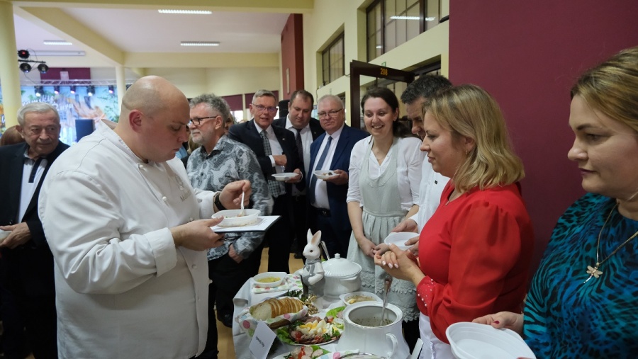 W Kramsku tradycja ciągle żywa. Wybijanie żuru z kulinarnym mistrzem