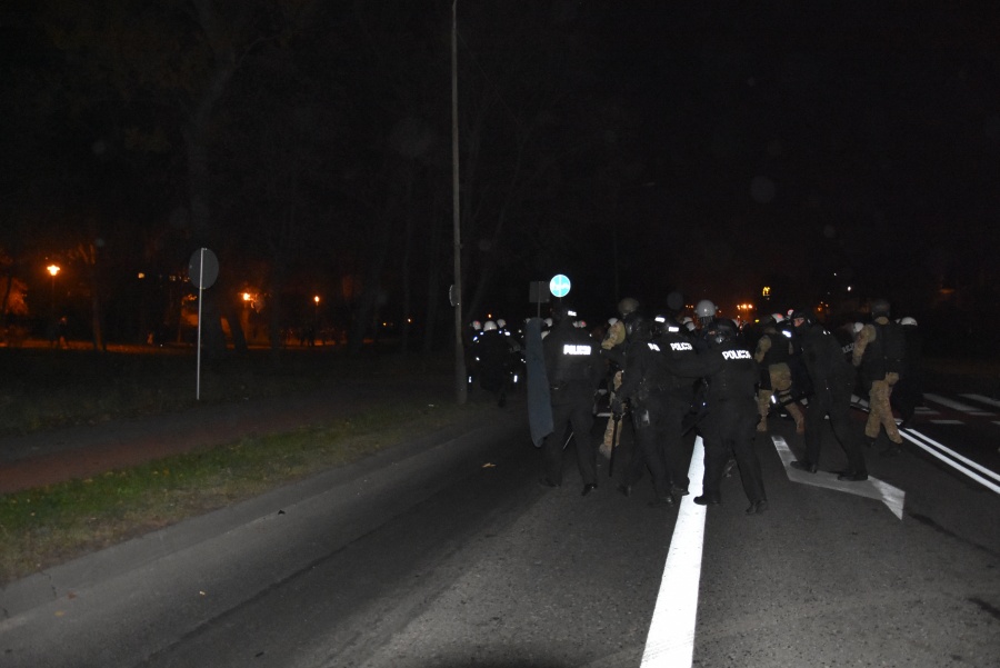 Niespokojnie przed konińską komendą. Policja podjęła zdecydowaną interwencję (AKTUALIZACJA)