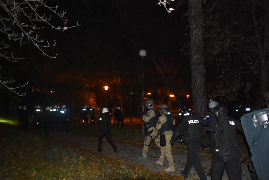 Niespokojnie przed konińską komendą. Policja podjęła zdecydowaną interwencję (AKTUALIZACJA)