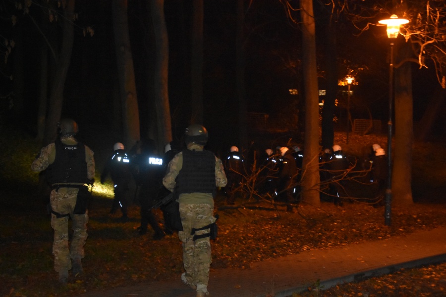 Niespokojnie przed konińską komendą. Policja podjęła zdecydowaną interwencję (AKTUALIZACJA)
