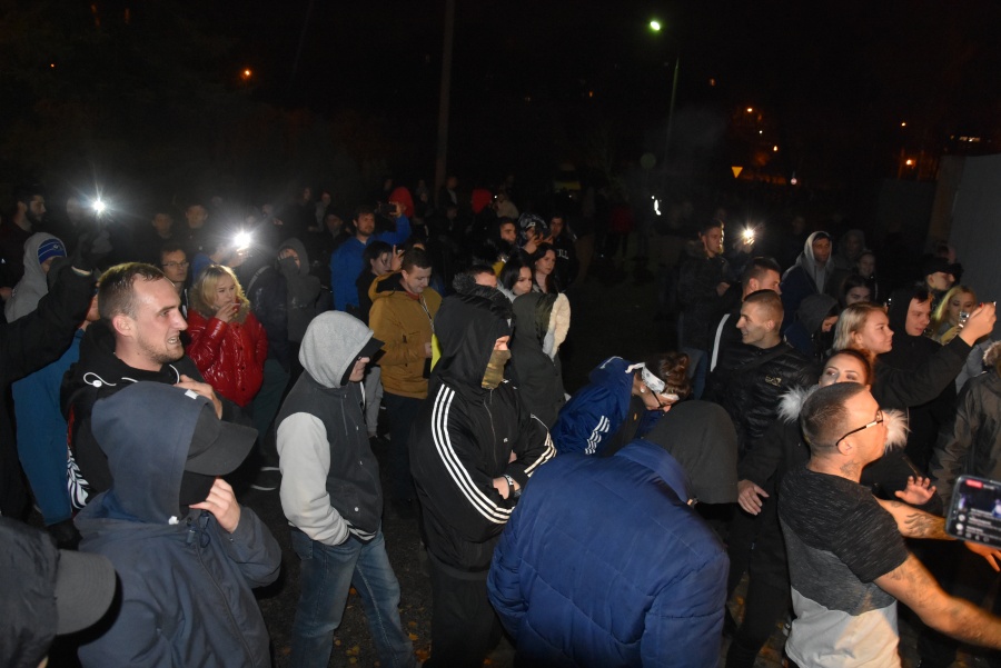 Niespokojnie przed konińską komendą. Policja podjęła zdecydowaną interwencję (AKTUALIZACJA)