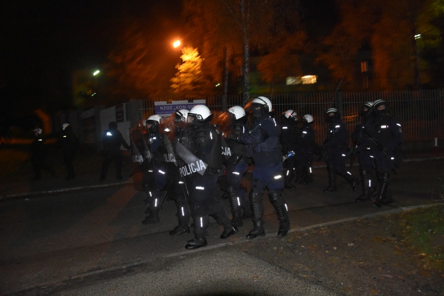 Niespokojnie przed konińską komendą. Policja podjęła zdecydowaną interwencję (AKTUALIZACJA)
