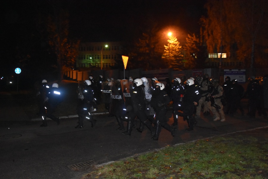 Niespokojnie przed konińską komendą. Policja podjęła zdecydowaną interwencję (AKTUALIZACJA)